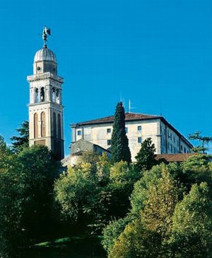 Veduta del Castello con il campanile della pieve di Santa Maria in Castello.