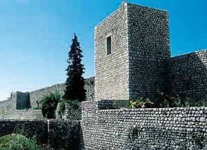 Mura e torri della cinta restaurata.