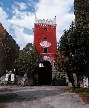 Villafredda, torre portaia del secolo XVII.