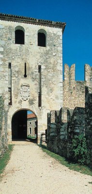 Torre portaia cinquecentesca con le feritoie per il ponte levatoio