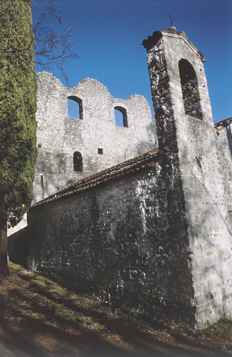 Die Überreste der Burg mit der kleinen Kirche St. James.