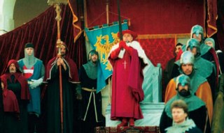 Il Patriarca mentre benedice  la folla con la spada
