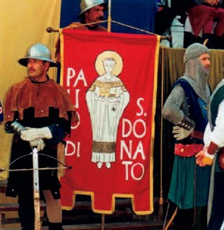 Armigeri e balestrieri accanto al Palio,
il premio che verrà consegnato
al vincitore delle gare