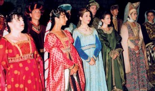 Le nobili dame con i loro signori
durante il "Palio del Niederlech"