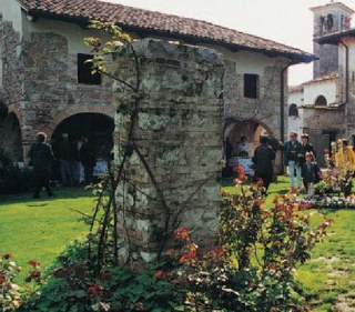 Visitatori alla Casa della Vicinia
nel Castello di Sopra