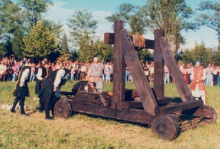 Lancio con una catapulta medioevale ricostruita