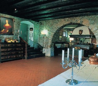 Le antiche cantine del castello ora adibite a sala